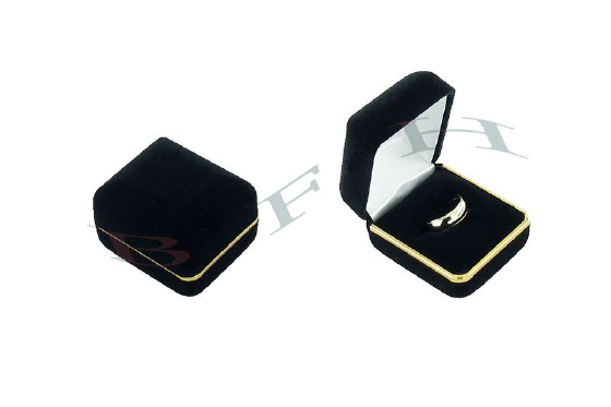 black classic velvet style ii ring box